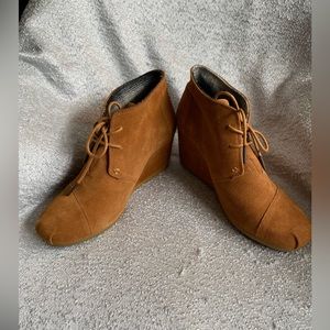 TOMS Desert Booties with 3" Wedge‎ Tan Lace up Suede Size 10W